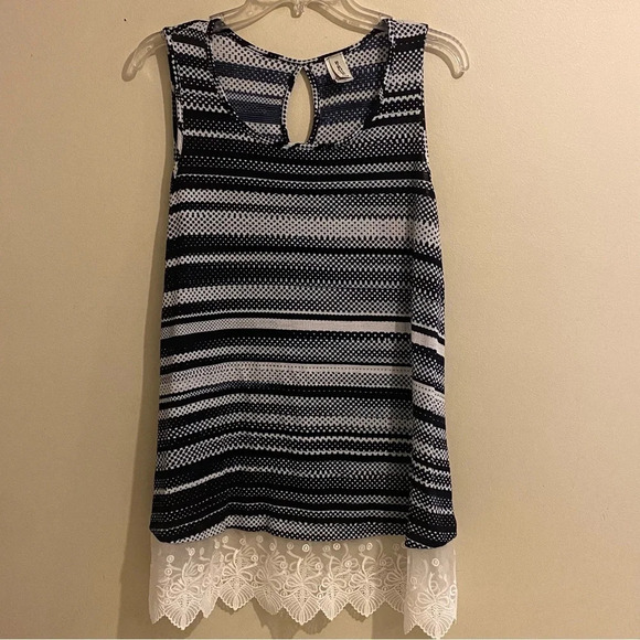 Women’s R Rouge Sleeveless Keyhole Pullover Casual Striped Blue White Lace Hem L - Picture 1 of 10